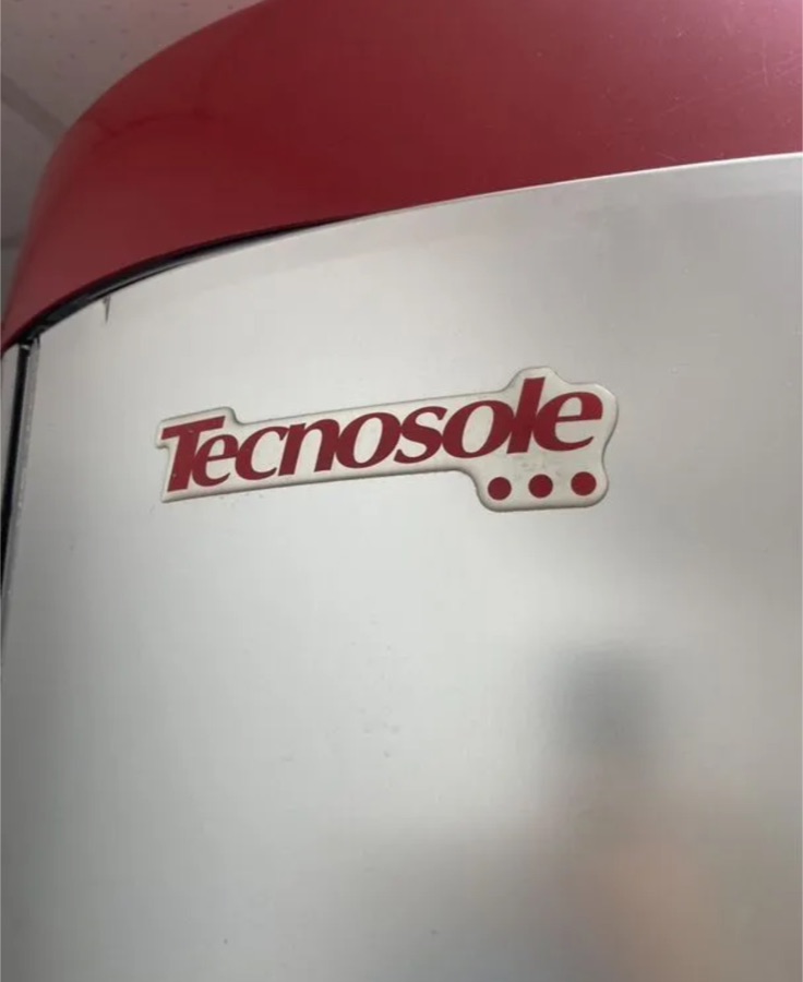 Фирменный шильдик Tecnosole на корпусе солярия X Sun